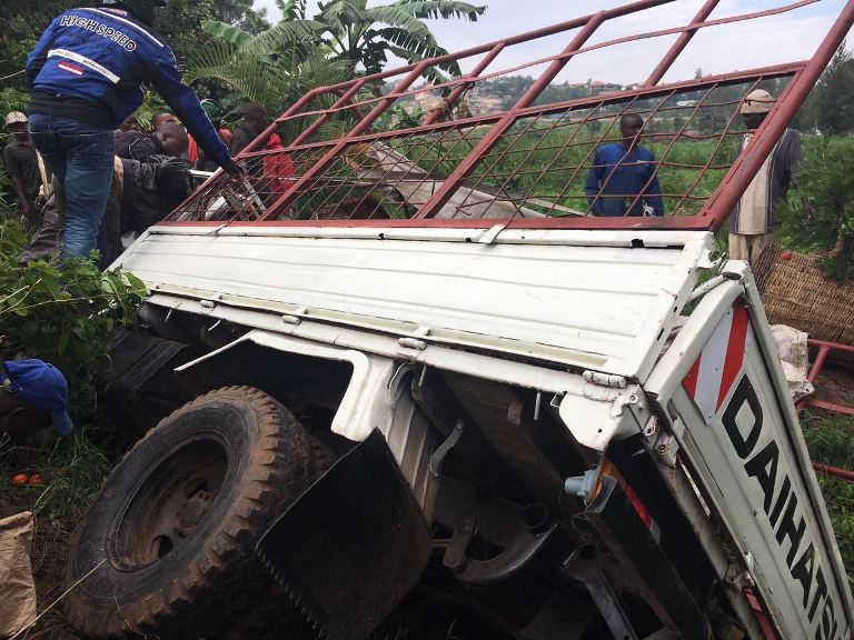 Imodoka Yo mu bwoko bwa Daihatsu yari irimo umushoferi wakomeretse 