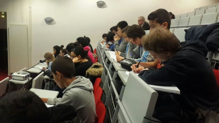 Abanyeshuri bo muri Lycée Galille de Gennevilliers bari kuganirizwa ku mateka ya Jenoside yakorewe abatutsi