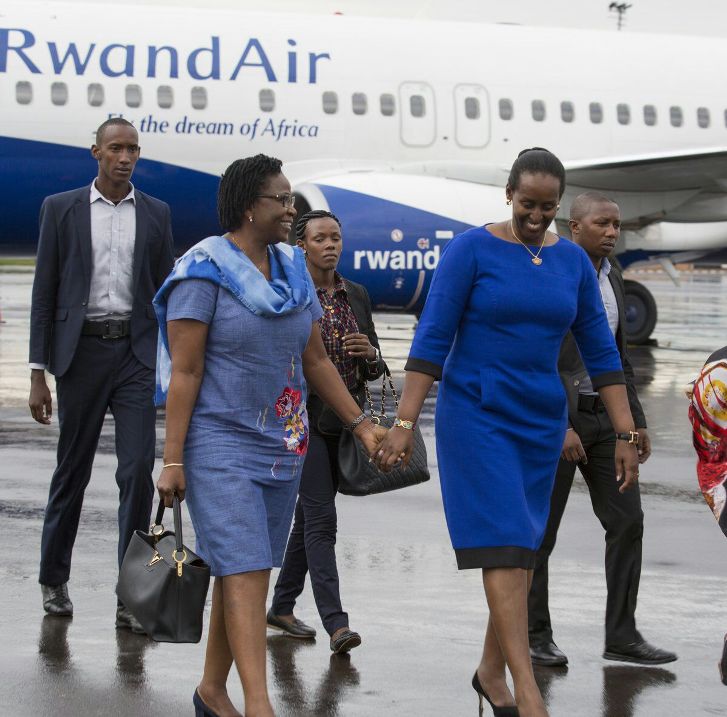 Madame Jeannette Kagame yakiriye madame wa Perezida wa Bénin ku kibuga cy'indege i Kanombe 