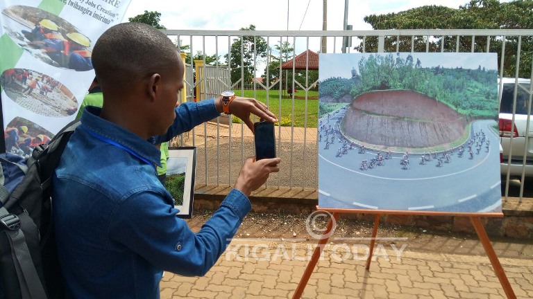 Yakunze iyi foto ntiyazuyaza ahita ayifitora kugira ngo nawe ayitunge 
