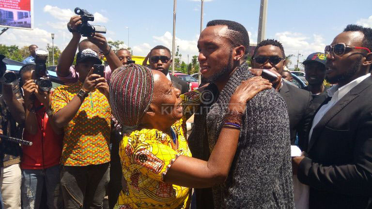 The Ben ubwo yageraga i Kigali nyuma y'imyaka itandatu yahoberanye n'umubyeyi we asuka amarira 