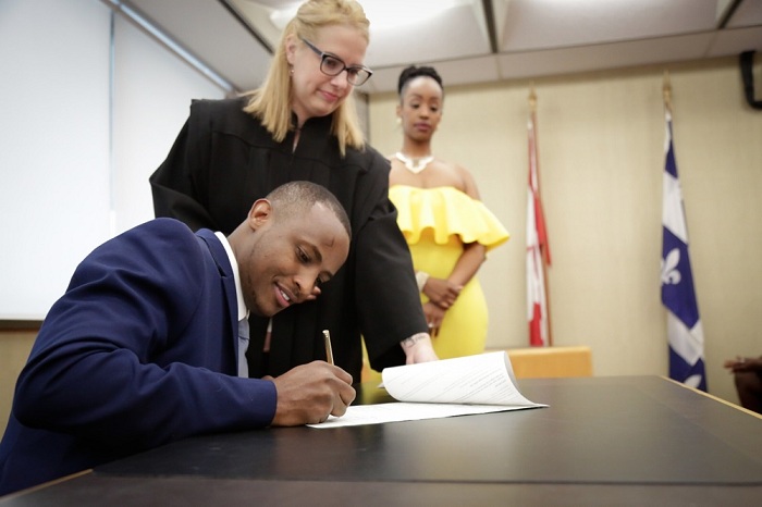 MC Murenzi yasezeraniye imbere y'amategeko n'umukunzi we ku mugabane wa Amerika 