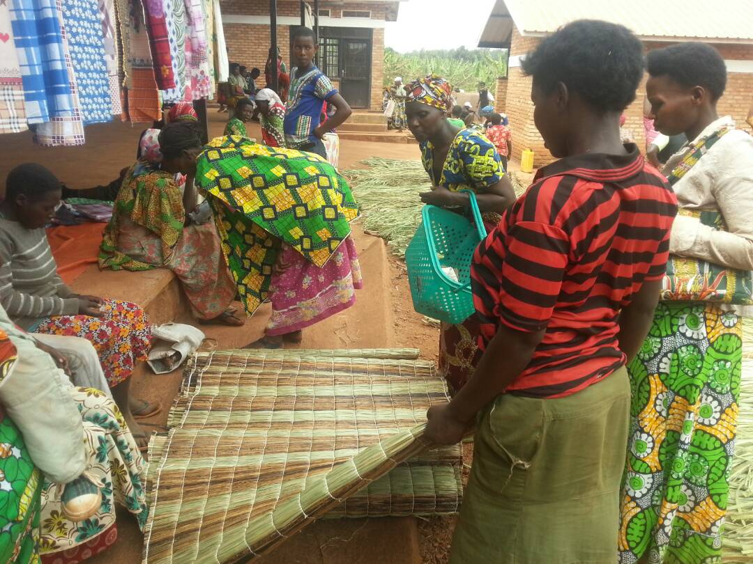 Imisambi abakobwa bo muri Ngoma bagiye gushyingirwa batanga bayigura ku isoko aho kuyiboha