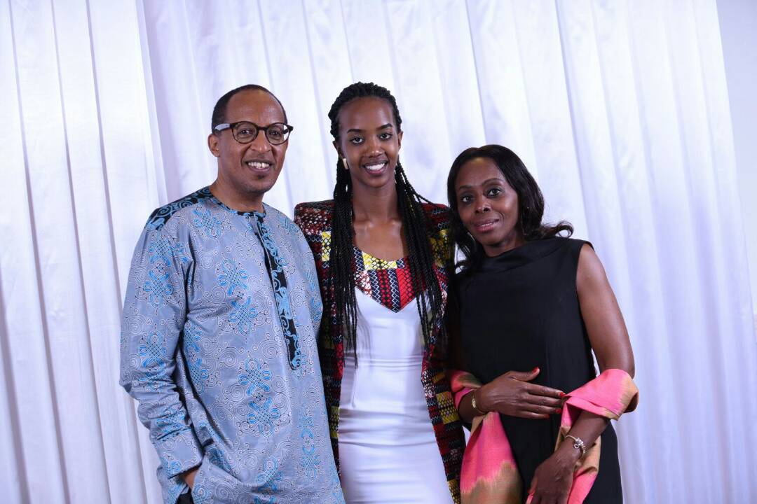 Miss Elsa yahuye na Ambasaderi w'u Rwanda muri Suwede, Christine Nkurikiyinka (i buryo) 