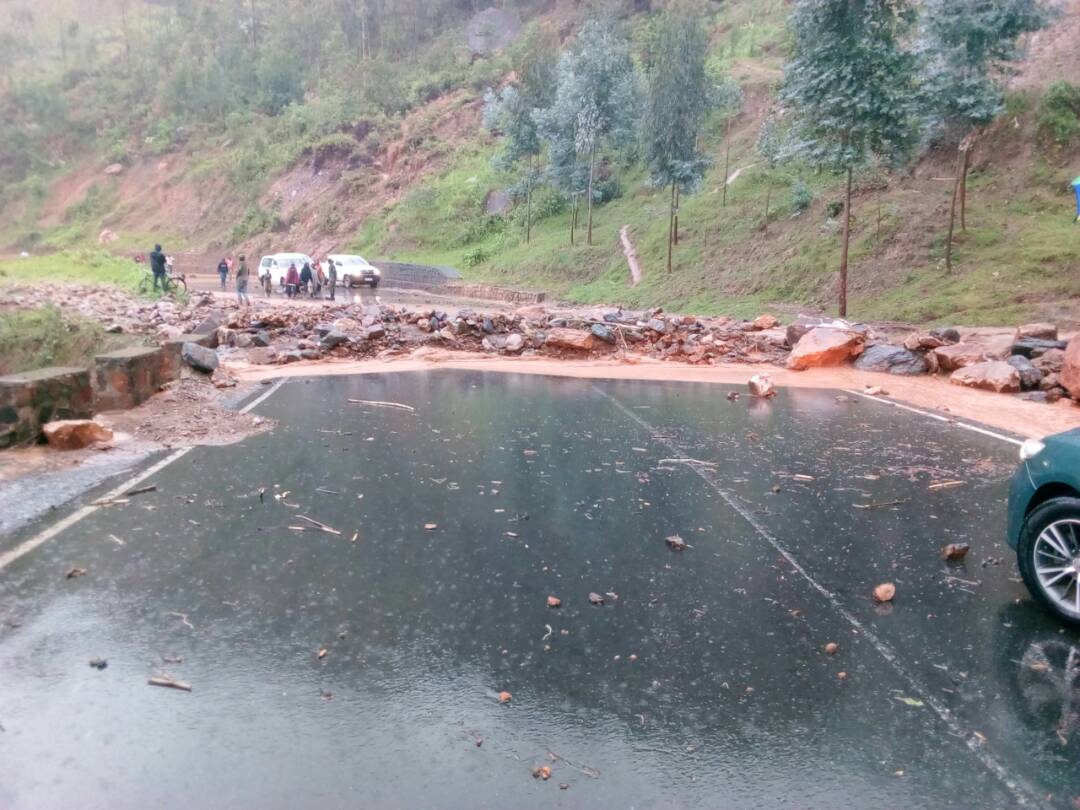 Inkangu zagiye mu muhanda zirawufunga 