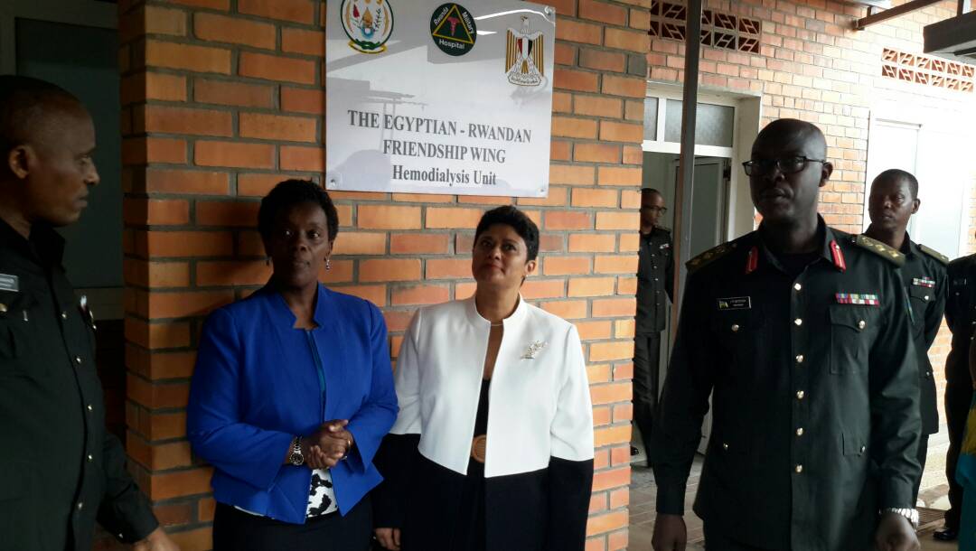Minisitiri Dr Gashumba, Ambasaderi wa Misiri mu Rwanda n'abandi bayobozi mu bitaro bya Gisirikare mu muhango wo kwakira imashini ziyungurura amaraso 