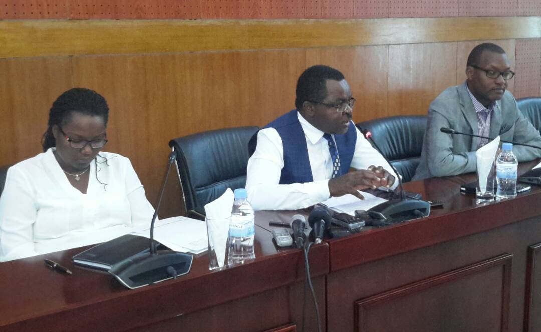 Minisitiri Munyeshyaka avuga ko abacuruza mu buryo bunyuranyije n'amategeko bahombya igihugu