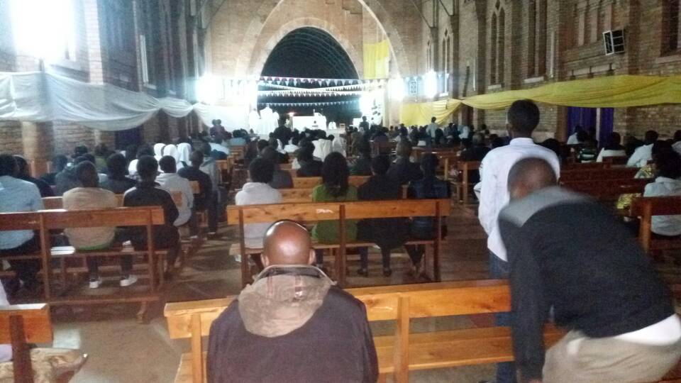 Hano Abakristu bari bateraniye muri Katedarali ya Butare 