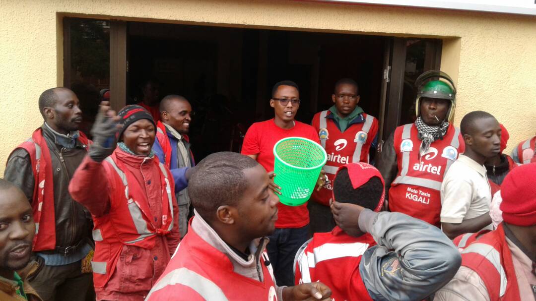 Musangwa Clement ushinzwe imenyekanishabikorwa muri RMC, niwe waruyoboye iyi Tombola ari kumwe n'abamotari bayitabiriye