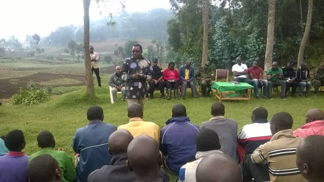 Minisitiri w'Ubucuruzi n'Inganda Vincent Munyeshyaka aganira n'abaturage nyuma y'umuganda