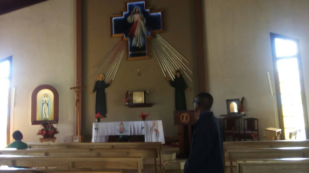 Yari yarabujije abakirisitu kwinjirana ibirango by'ishyaka muri uru rusengero