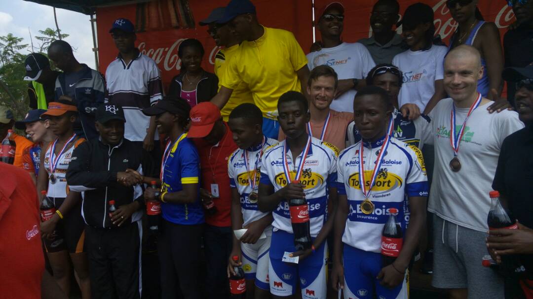 Uturutse imbere uza i buryo Uwineza Hanani wa mbere mu bakobwa ashimirwa n'umuyobozi w'umujyi wa Kigali, Pascal Nyamurinda