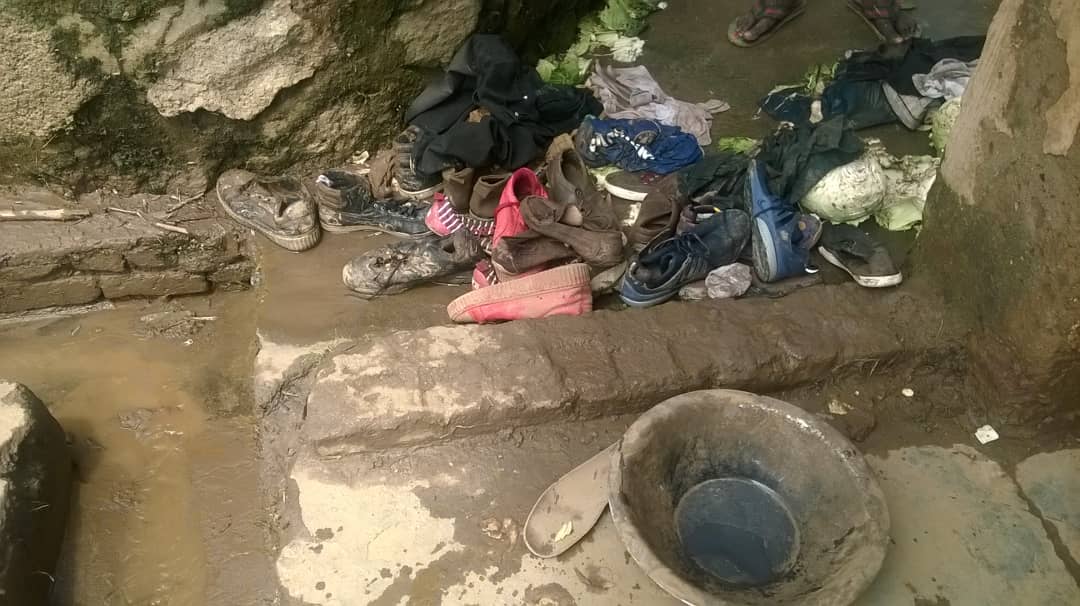 Imyenda y'abanyeshuri nayo yarangiritse