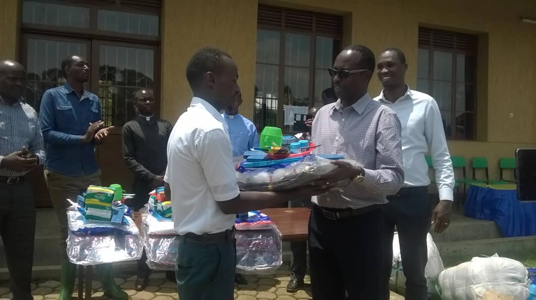 Guverineri Munyentwari ashyikiriza umunyeshuri ibikoresho by'ibanze