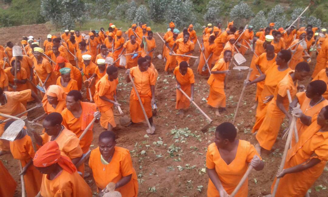 Abagore bagororerwa muri Gereza ya Nyamagabe bahaye umubyizi umugore utishoboye