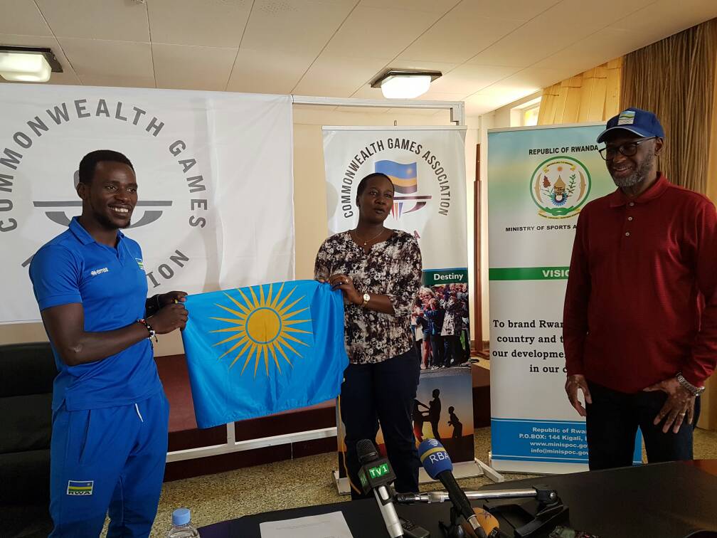 Minisitiri Uwacu yashyikirije ibendera ry