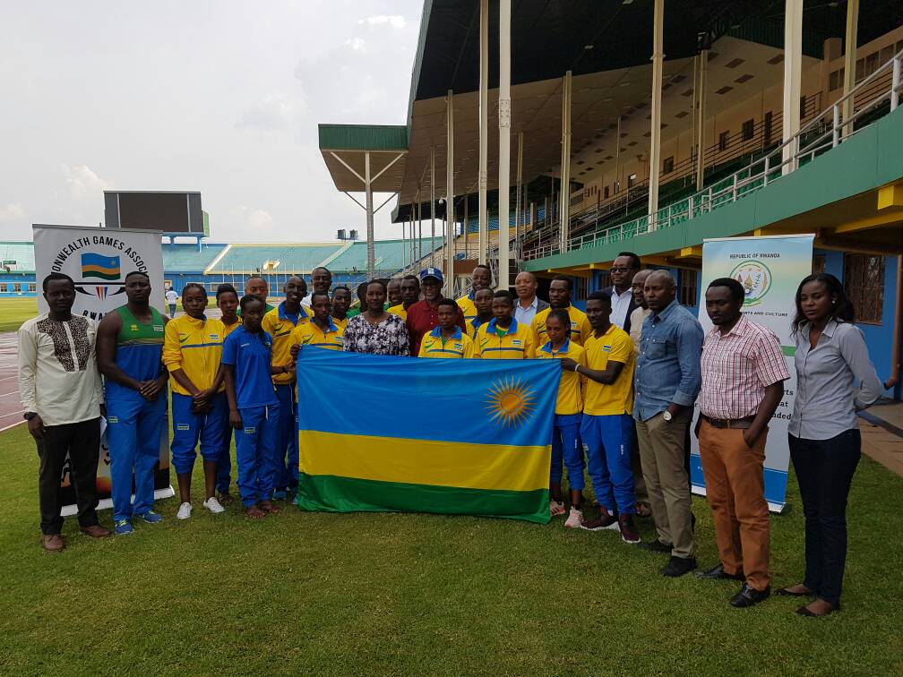 Abakinnyi n'abayobozi b'inzego z'imikino na Minisitiri w'Umuco na Siporo mu ifoto y'Urwibutso