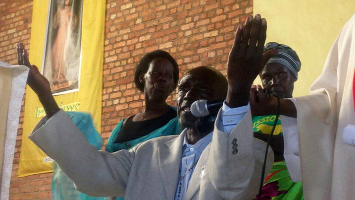 Hakizimana yasabye imbabazi apfukamye, anamanitse amaboko