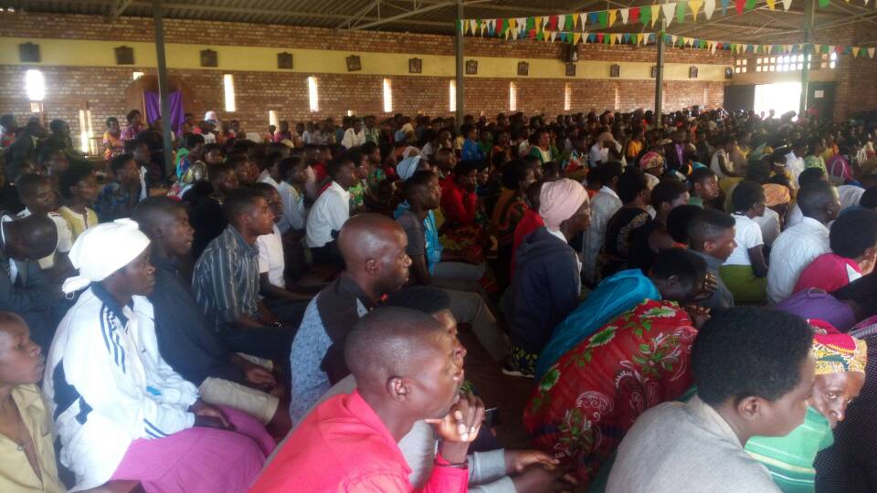 Yazisabiye imbere y'imbaga yari yuzuye kiliziya