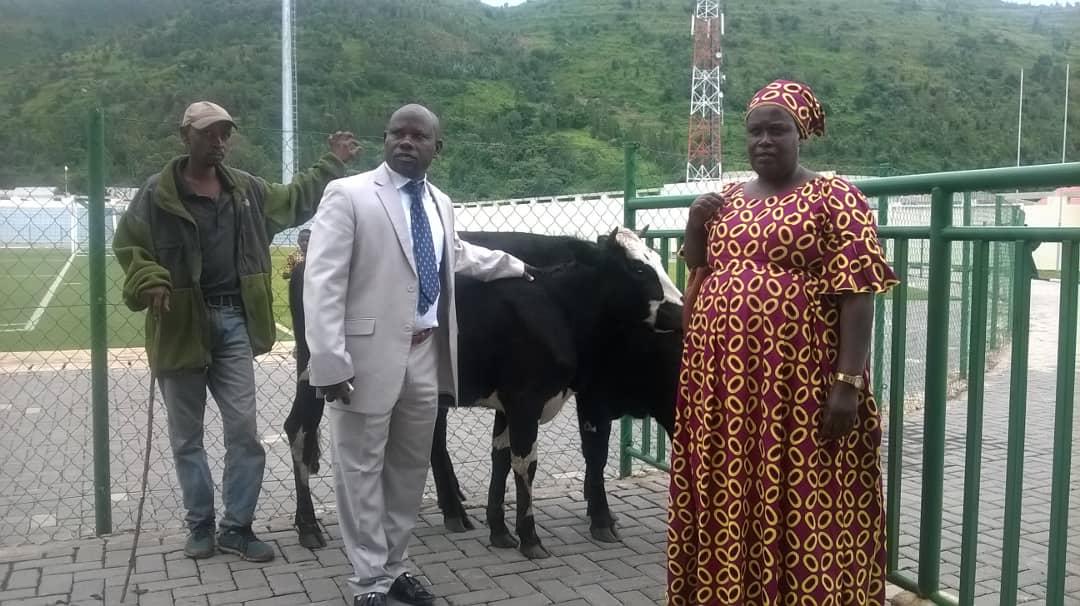 Ntamuhanga ahagararanye n'umwe mu bo yarokoye muri Jenoside