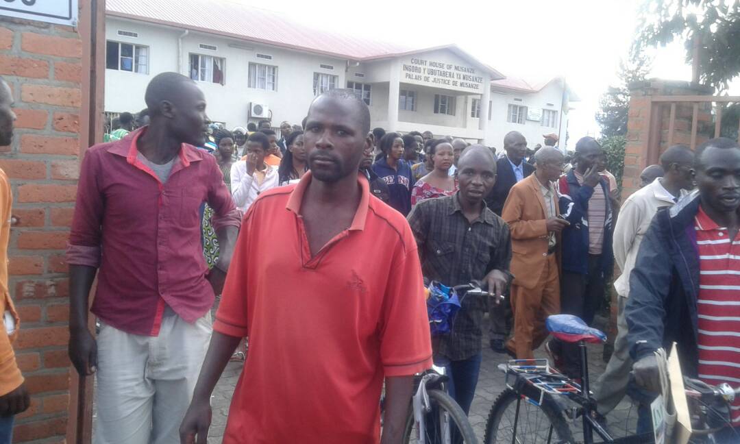 Abandi benshi bari bahagaze hanze