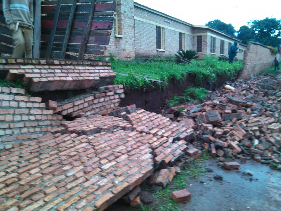 Imvura yanasenye ibintu byinshi birimo amazu