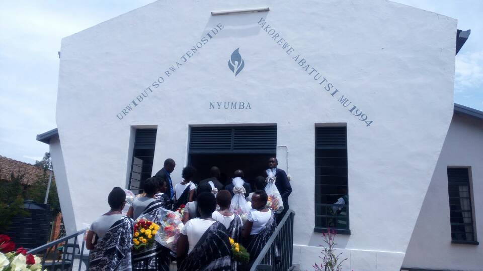 Ku rwibutso rwa Jenoside rwa Nyumba, ahashyinguye ababyeyi n'abavandimwe ba Mukakarangwa