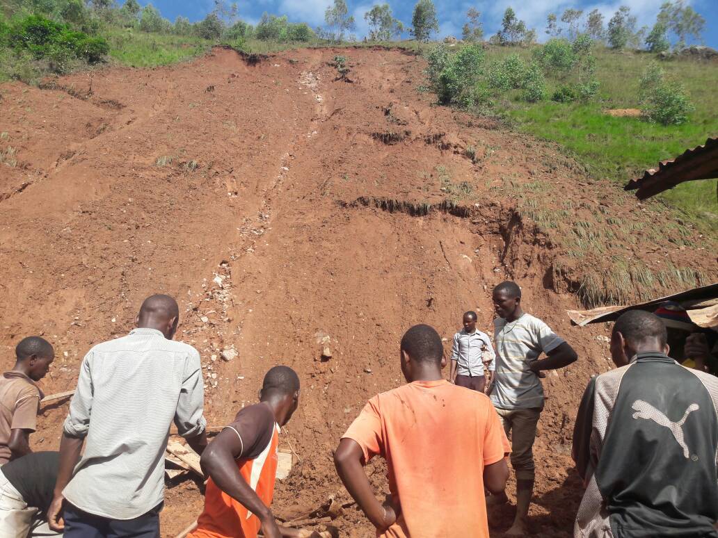 Imvura yanateye inkangu nini