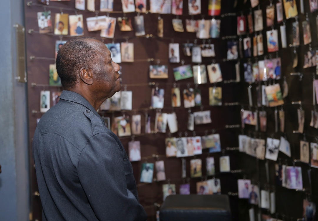 Perezida Ouattara yitegereza amwe mu mafoto y