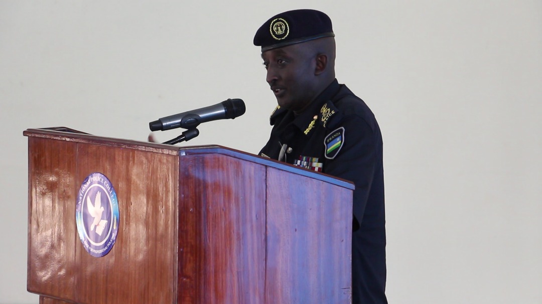 CP Felix Namuhoranye Umuyobozi w'ishuri rikuru rya Police i Musanze yasabye abasoje amahugurwa kugaragaza koko ko batojwe bagabanya ibyaha 