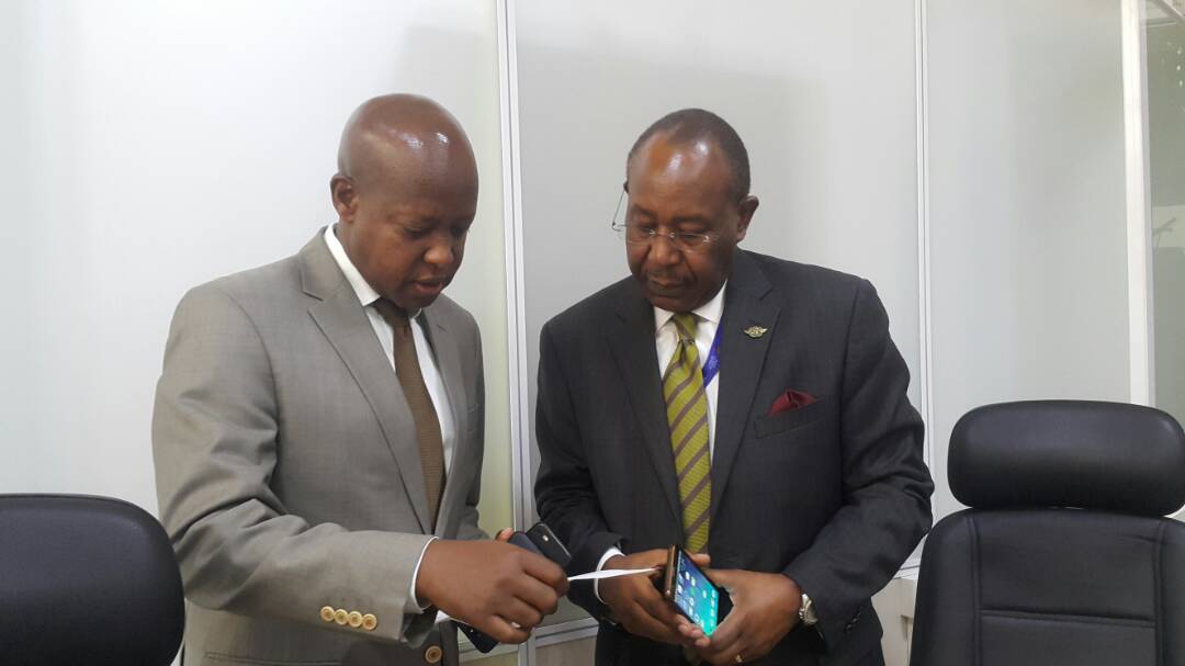 Udahemuka Silas uyobora RCAA n'Umuyobozi Mukuru wa ICAO mu karere ka Afurika y'Iburasirazuba n'Amajyepfo, Barry Kashambo