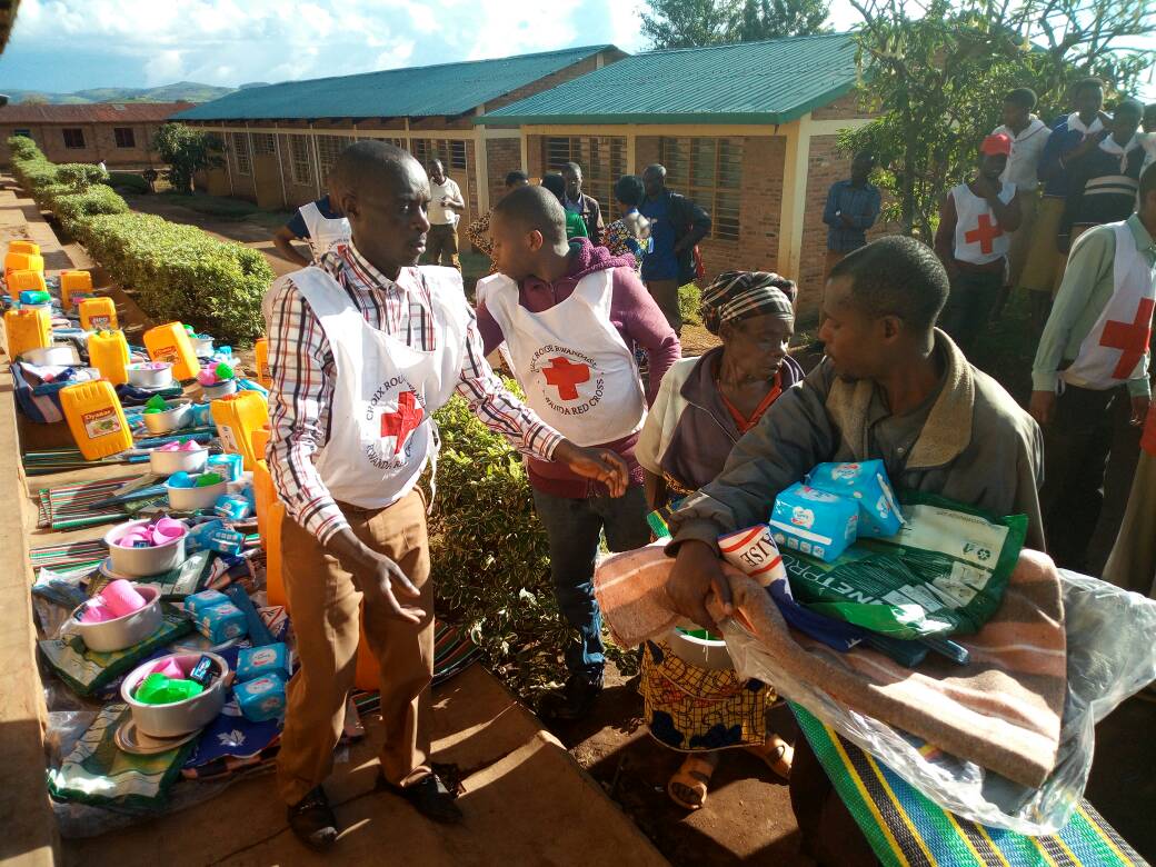 Abakozi ba Croix Rouge batanze ibikoresho ku bahuye n'ibiza