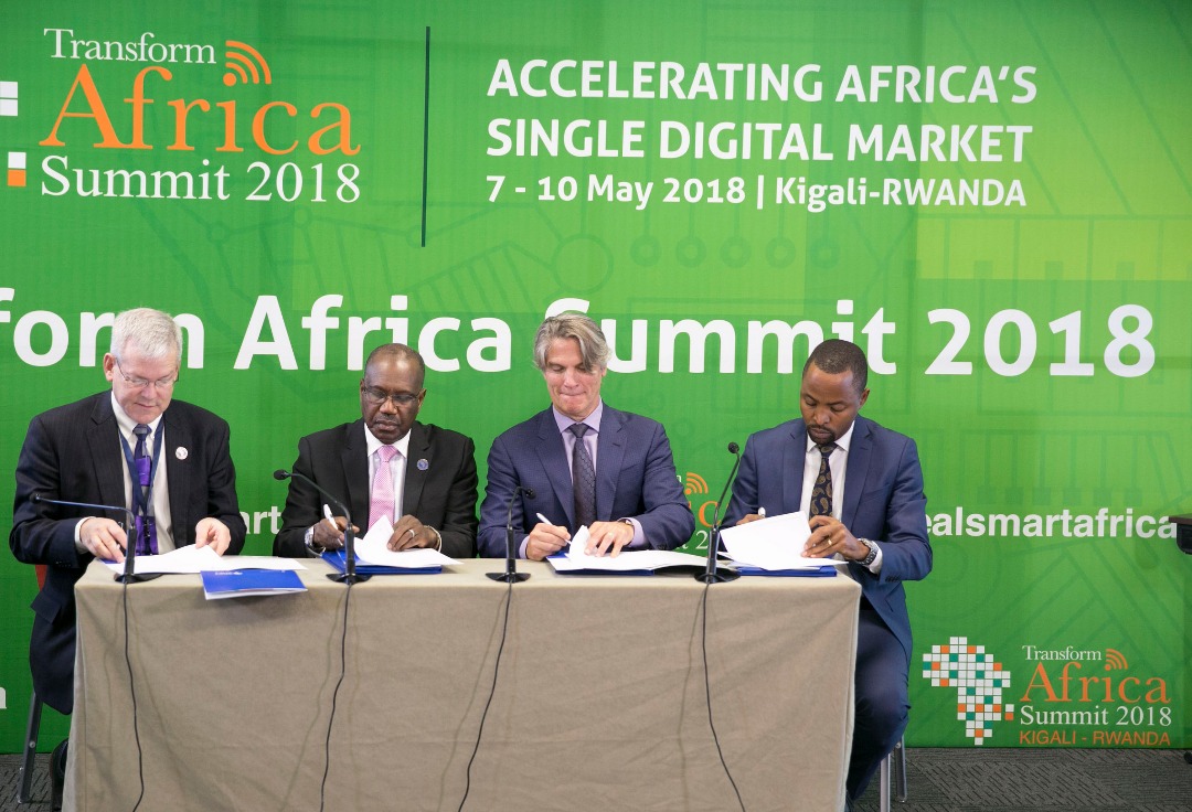 Umunyamabanga nshingwabikorwa wa TAS Dr Hamadu Toure yasinya amasezerano n'abayobozi b'ibigo by'ikoranabuhanga bishyigikiye Smart cities in Africa