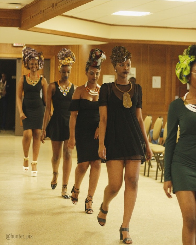 Abakobwa na bamuritse ibitambaro byo mu mutwe