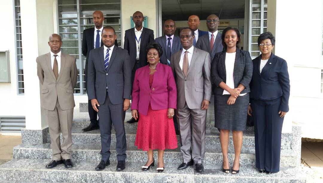 Umunyamabanga wa Leta ushinzwe gutwara abantu n'ibintu Jean de Dieu Uwihanganye na Ministiri ushinzwe iby'indege, Cecilia Abena Dapaah (wambaye umutuku) bamaze gusinya amasezerano