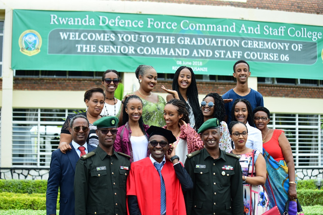 Ababyeyi abavandimwe n'inshuti z'abasoje amasomo baje kubashyigikira bahabwa impamyabumenyi