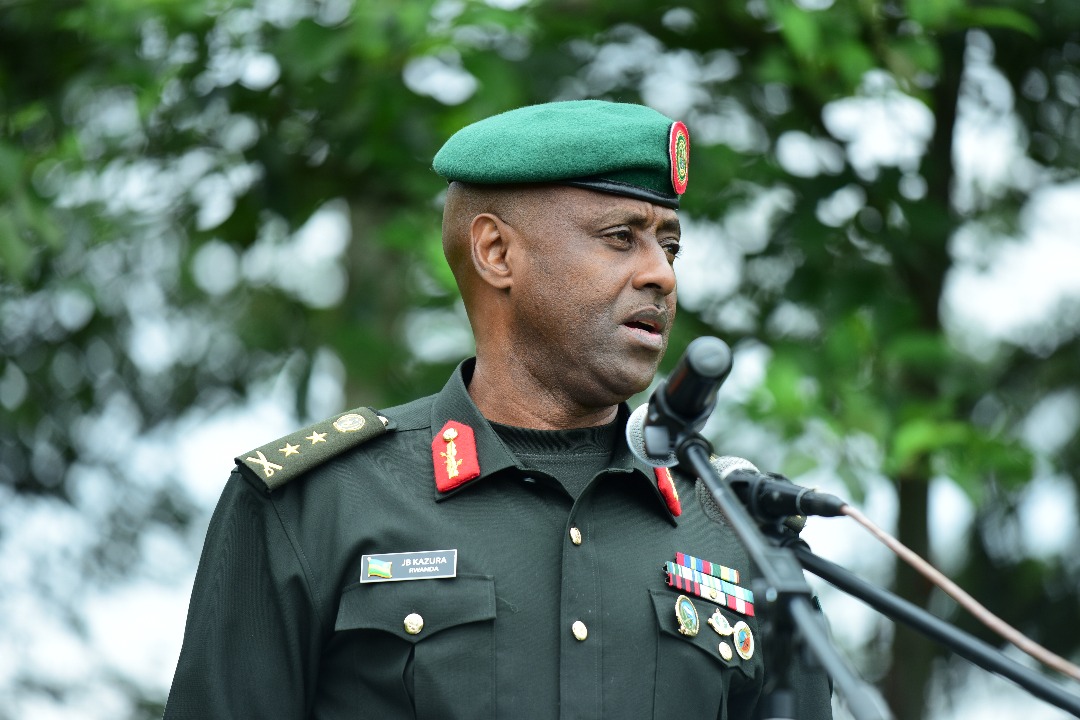 Mej Gen Kazura jean Bosco uyobora ishuri rikuru rya Gisirikare ageza ijambo ku bitabiriye uyu muhango