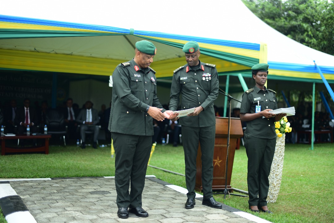 Gen nyamvumba Patrick na Mej Gen Kazura Jean Bosco batanga impamyabumenyi ku ngabo zasoje amasomo