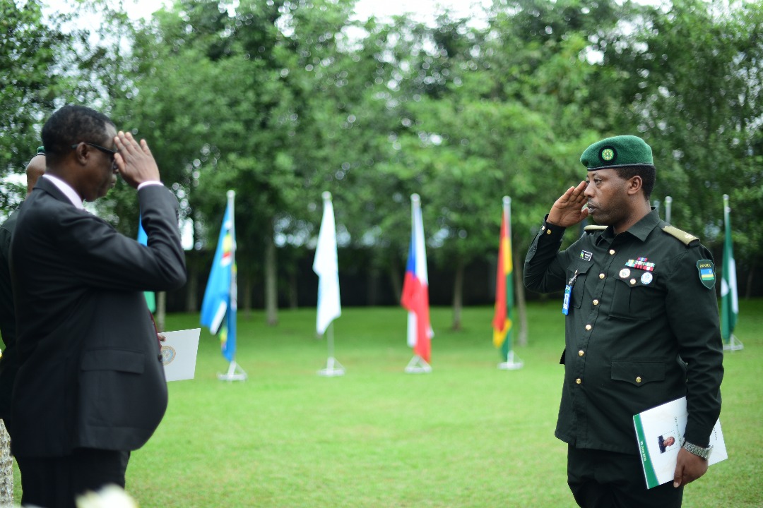 Gen James Kabarebe ashimira umwe mu Ngabo za RDF witwaye neza