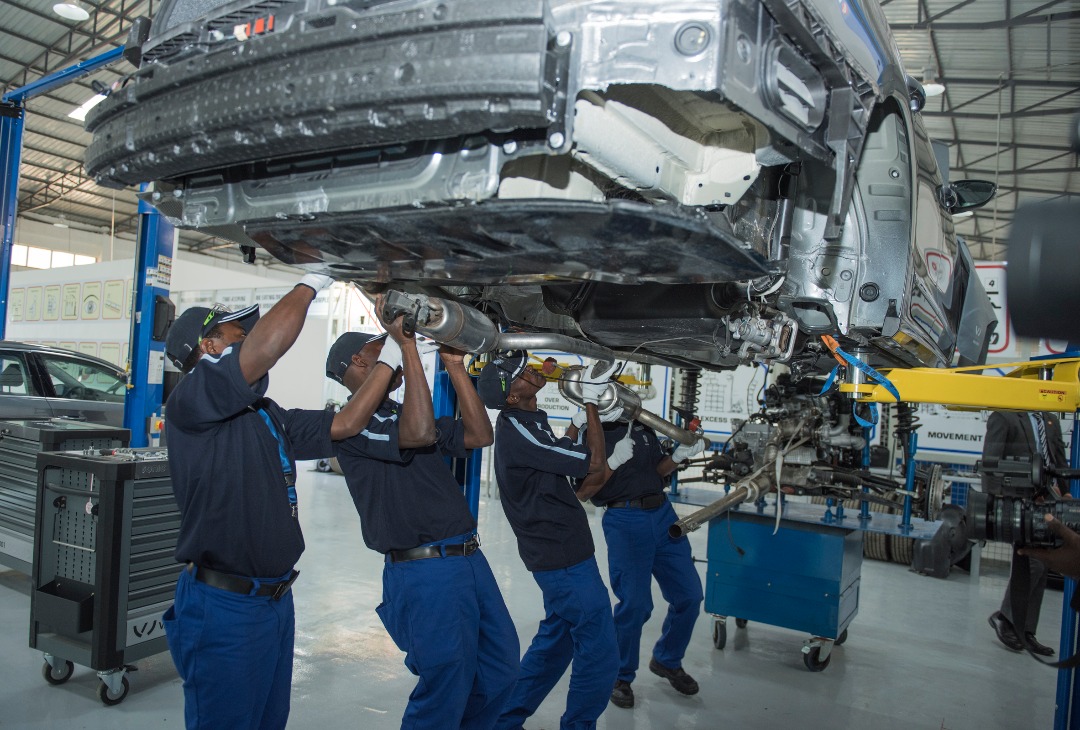 Imwe mu modoka abakozi barimo guteranya