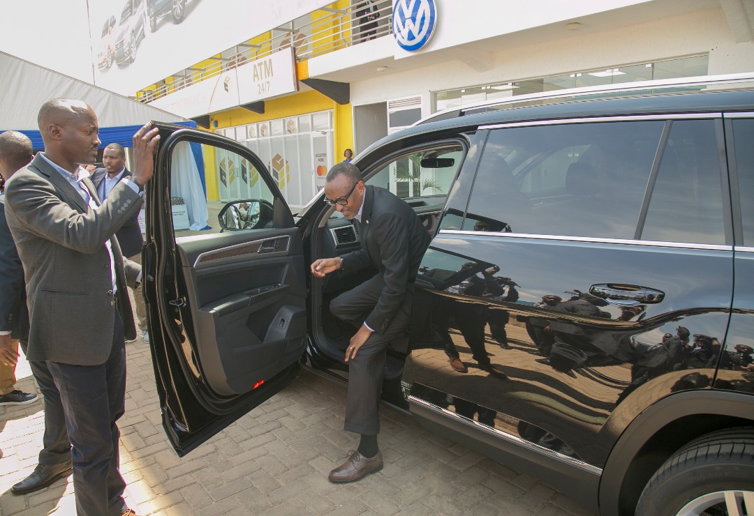 Perezida Kagame yasuzumye imodoka yakozwe na VW