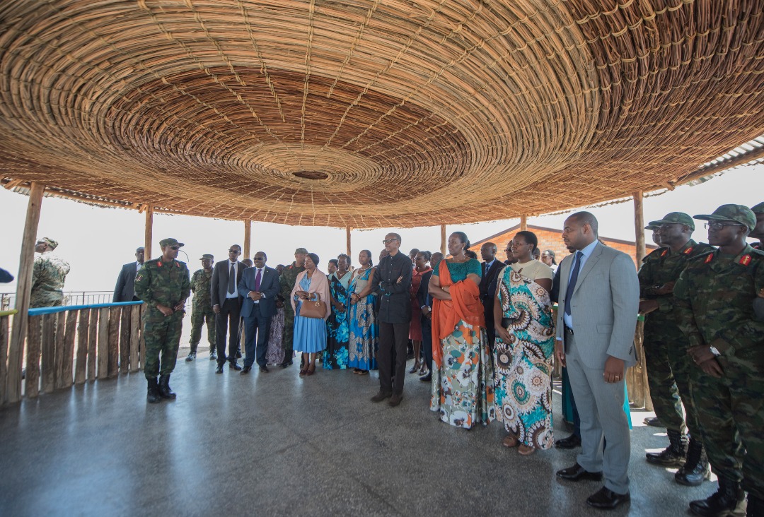 Perezida Kagame na Madame Jeannette Kagame berekwa bimwe mu bice bigize uyu mudugudu
