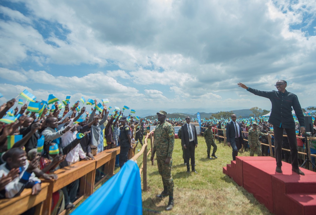 Perezida Kagame asuhuza abaturage