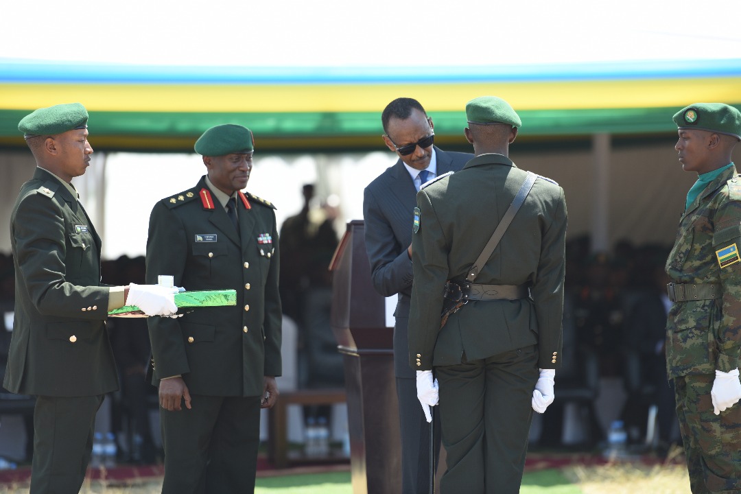 Perezida Kagame yambika umudali umwe mu ba ofisiye bitwaye neza