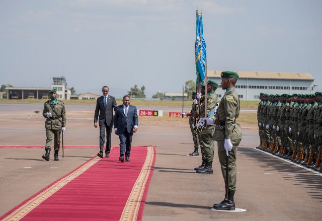 Perezida Kagame yakira Perezida wa Mozambique Filipe Nyusi ku Kibuga cy'Indege cya Kanombe