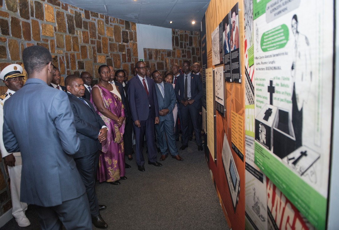 Perezida Nyusi yari aherekejwe n'abayobozi batandukanye barimo Minisitiri w'Umuco na Siporo Uwacu Julienne 