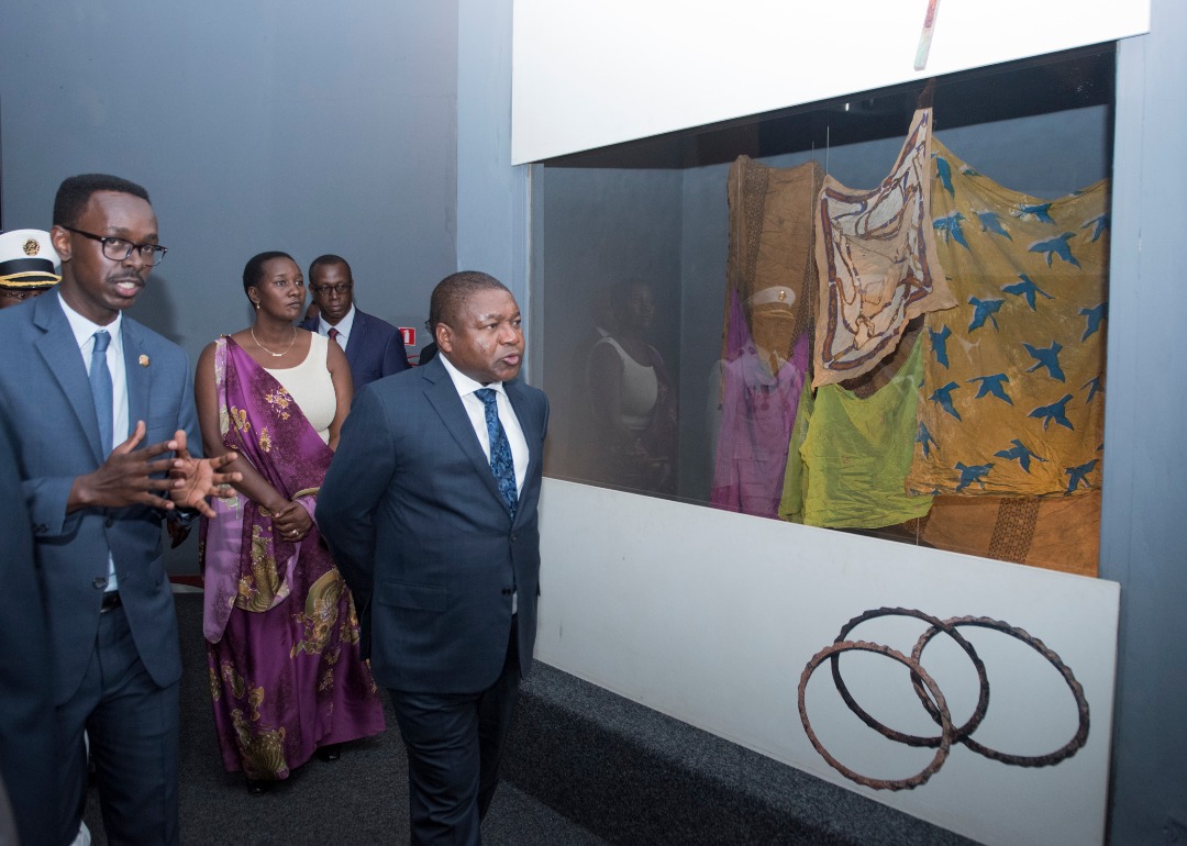 Bamusobanuriraga amateka yaranze buri gice cyo muri urwo rwibutso