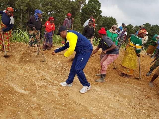 Igikorwa cy'umuganda aho iruhande rw'ishyamba rya Nyungwe, cyaranzwe no gukora neza umuhanda ugana ku mudugudu w'icyitegererezo wa Yanza