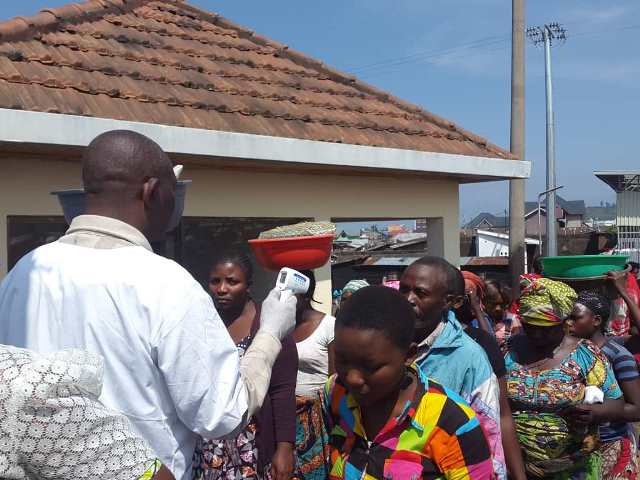 Urujya n'uruza kuri iyi mipaka ntirwagabanutse ariko buri wese unyuraho ari gupimwa