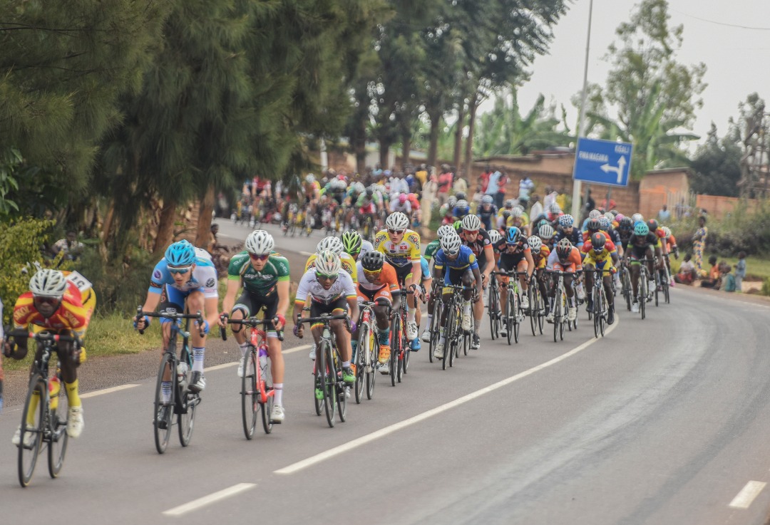 Nsengimana Jean Bosco aha yari ayoboye itsinda bari bahanganye